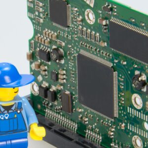 チップを修理するレゴの電気技師