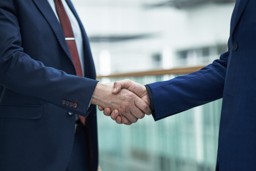 アメリカ移住を目的とした投資ビザ（E2ビザ）を取得するためにM&Aや企業買収を通じて投資・起業を行っている様子