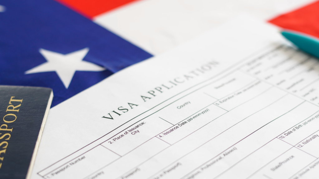 米国ビザ申請書とパスポート