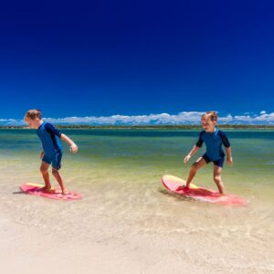 サーファー双子の兄弟がビーチで楽しく学ぶ