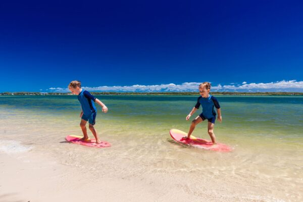サーファー双子の兄弟がビーチで楽しく学ぶ