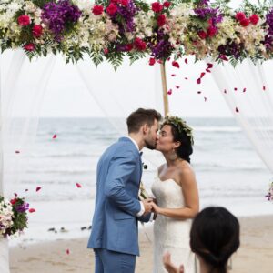 浜辺での結婚式-新郎と新婦のキス
