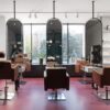 大きな鏡のあるヘアサロン・店内