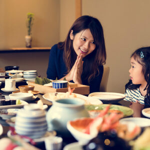 日本料理店で食事をする母娘