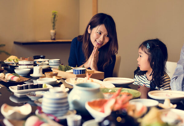 日本料理店で食事をする母娘