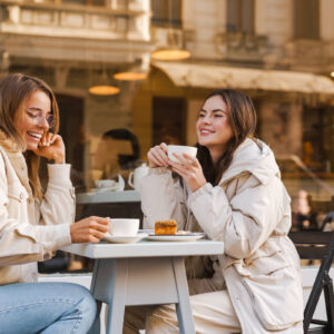 カフェで紅茶を飲む女性二人