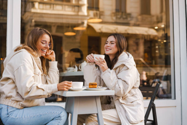 カフェで紅茶を飲む女性二人