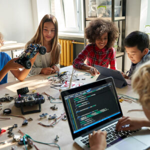 学校の子どもたちがロボットカーを製作・コーディング・プログラミングスクール