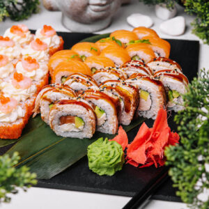 新鮮な寿司、伝統的な和食、大皿料理、レストラン
