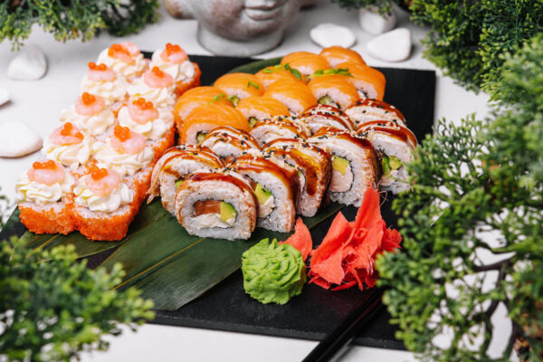 新鮮な寿司、伝統的な和食、大皿料理、レストラン