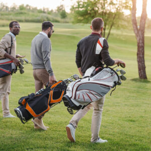 ゴルフをする3人の男性、ゴルフバッグを持つ・ゴルフクラブレンタル