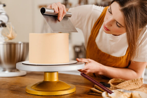 ハワイ・デザインケーキ店・ケーキを作るパティシエの女性