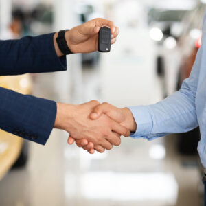 握手する顧客とカーディーラーのアップ・ロサンゼルス・自動車販売店
