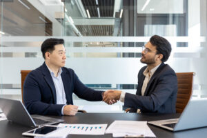 Business MAのアメリカ投資サポートサービスで米系企業とのM&A売買契約を成功させた様子